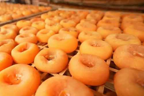 利用烘房进行人工干制柿饼生产方法